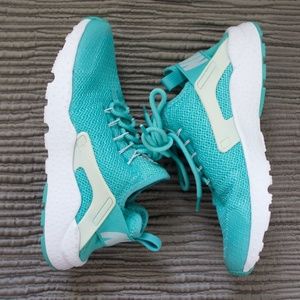 Nike Air Huarache Women Athletic Sneakers (Aqua/Teal)